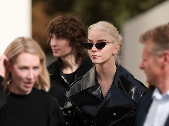 やっぱり結婚していた！アニャ・テイラー＝ジョイが「夫」をセレブたちに紹介