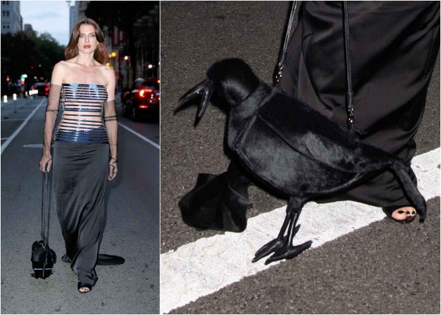 手にはカラス！胸には鳥かご！ ジュリア・フォックスが目を引くルックでお出かけ