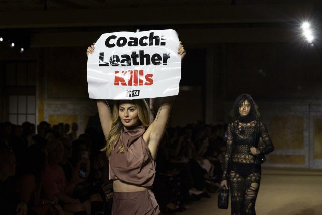 【動画アリ】Coachのランウェイに全身タイツの『乱入者』、モデルの“何事もない感”がすごい