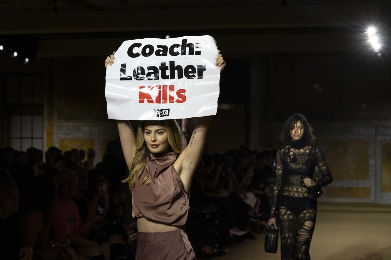 【動画アリ】Coachのランウェイに全身タイツの『乱入者』、モデルの“何事もない感”がすごい