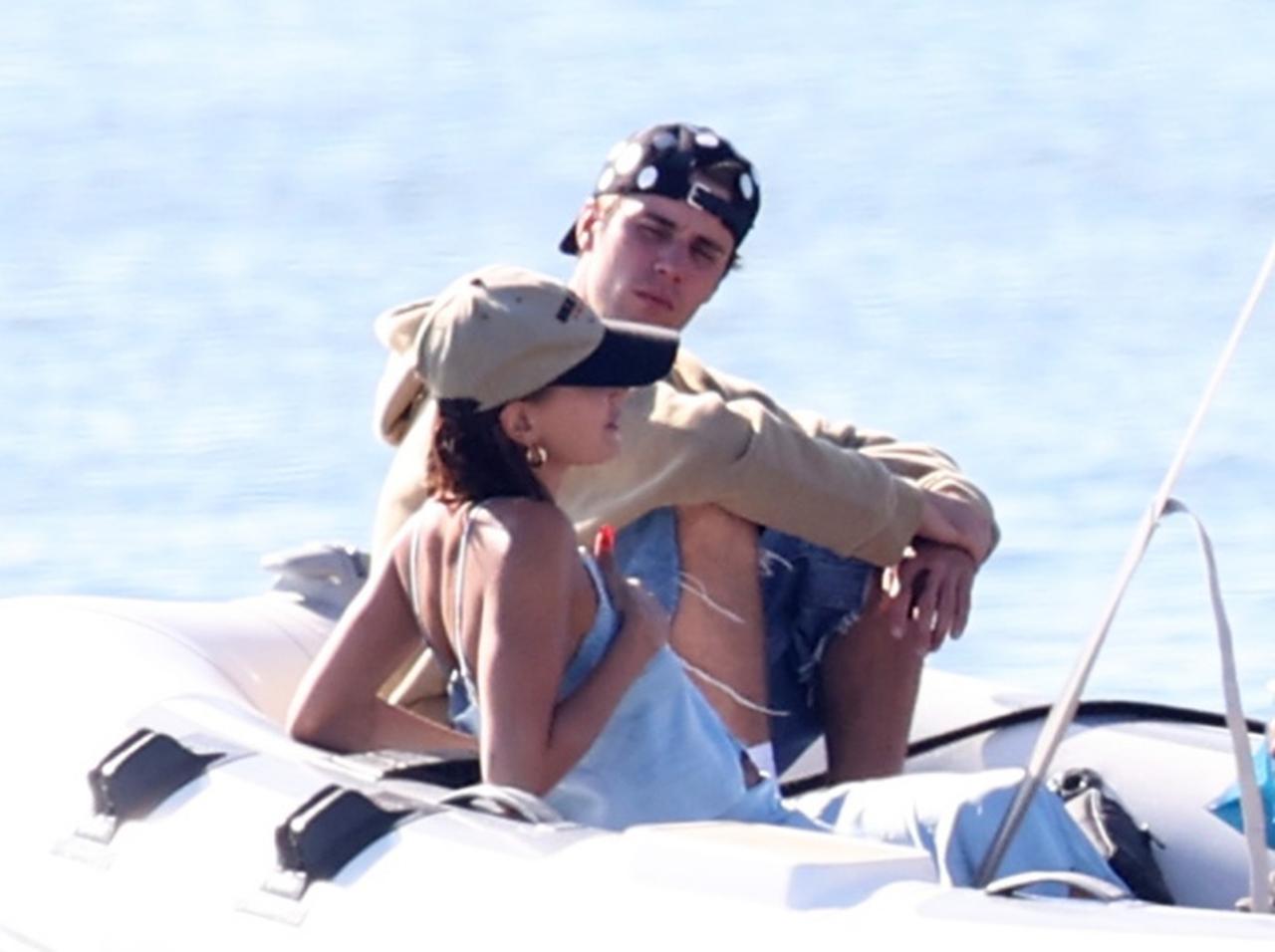 もうすぐ結婚5周年!ジャスティン・ビーバーが妻ヘイリー・ビーバーに見惚れる【写真アリ】