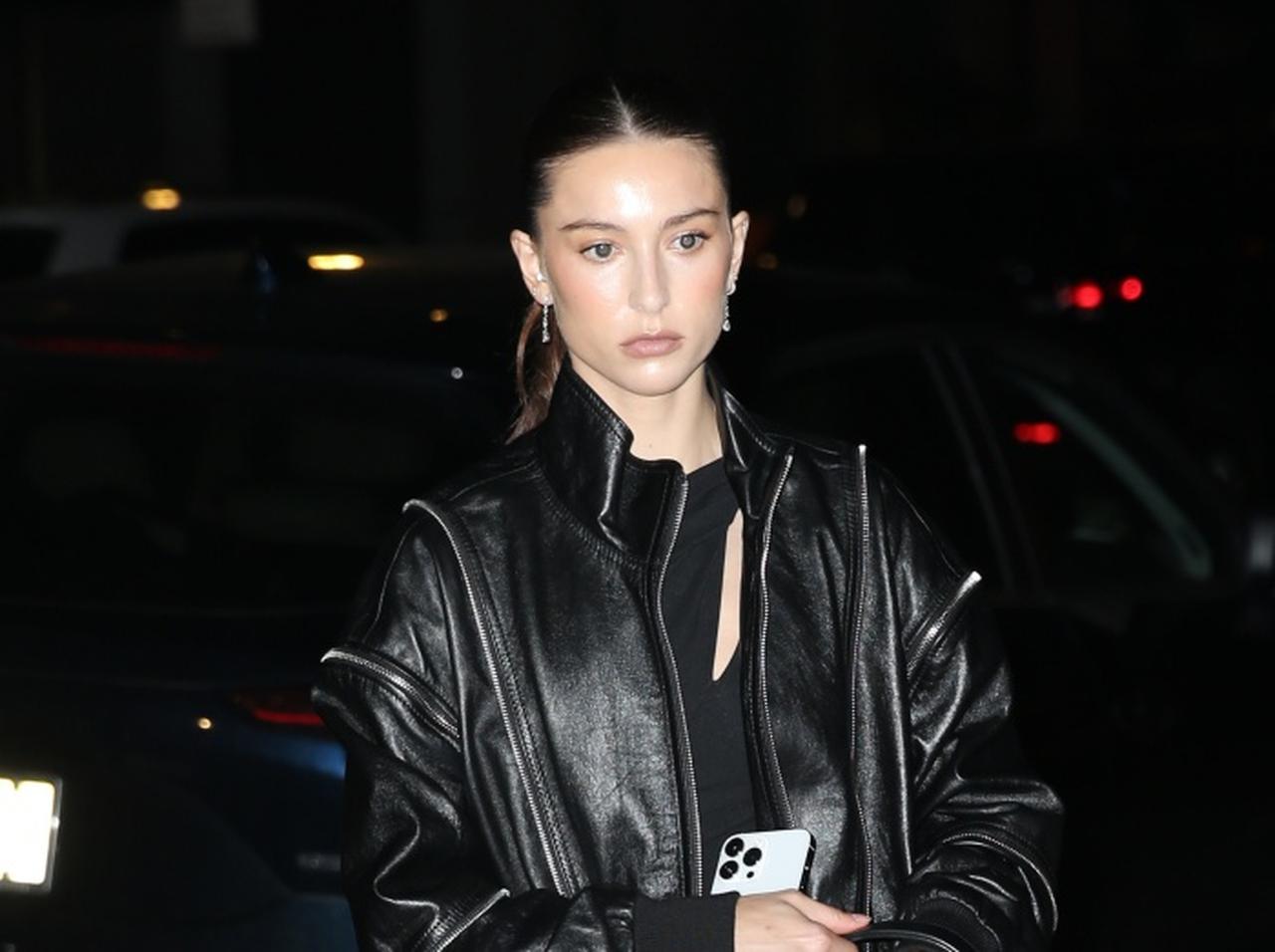 スティーブ・ジョブスの25歳娘を激写！手にはやっぱり「必需品」【写真アリ】