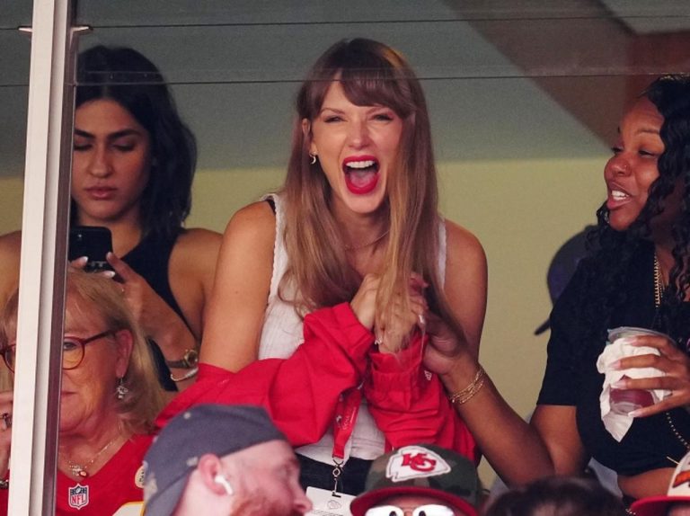 テイラー・スウィフトがアメフト観戦、“噂の彼”のチームのジャケットを着て応援する姿が可愛すぎ【写真アリ】