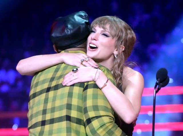 テイラー・スウィフトは裏でも超フレンドリー、勇気を出して声をかけたファンを感激させる