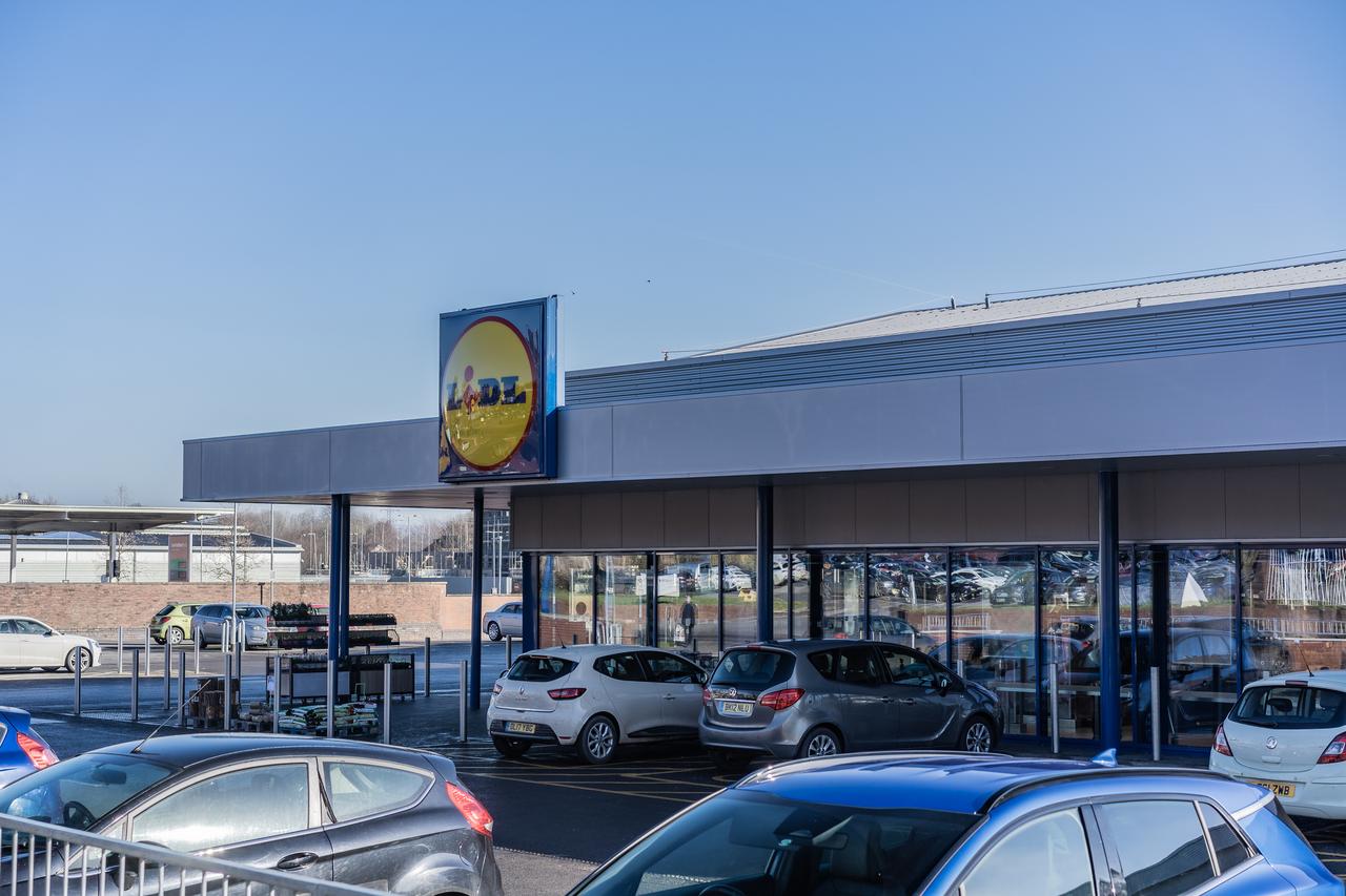 スーパーに駐車して“2分”で罰金2万円、『理不尽なルール』の英チェーンに苦情相次ぐ