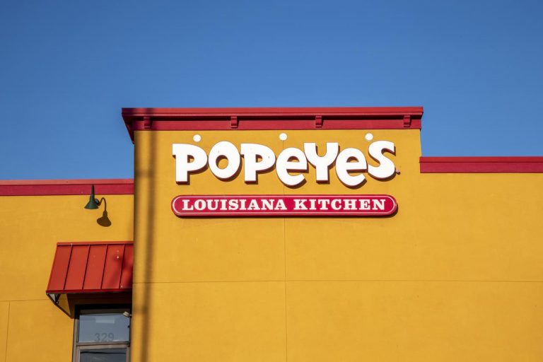 仕事をクビになった20代店員、数時間後に店に戻り弾丸を打ち込む