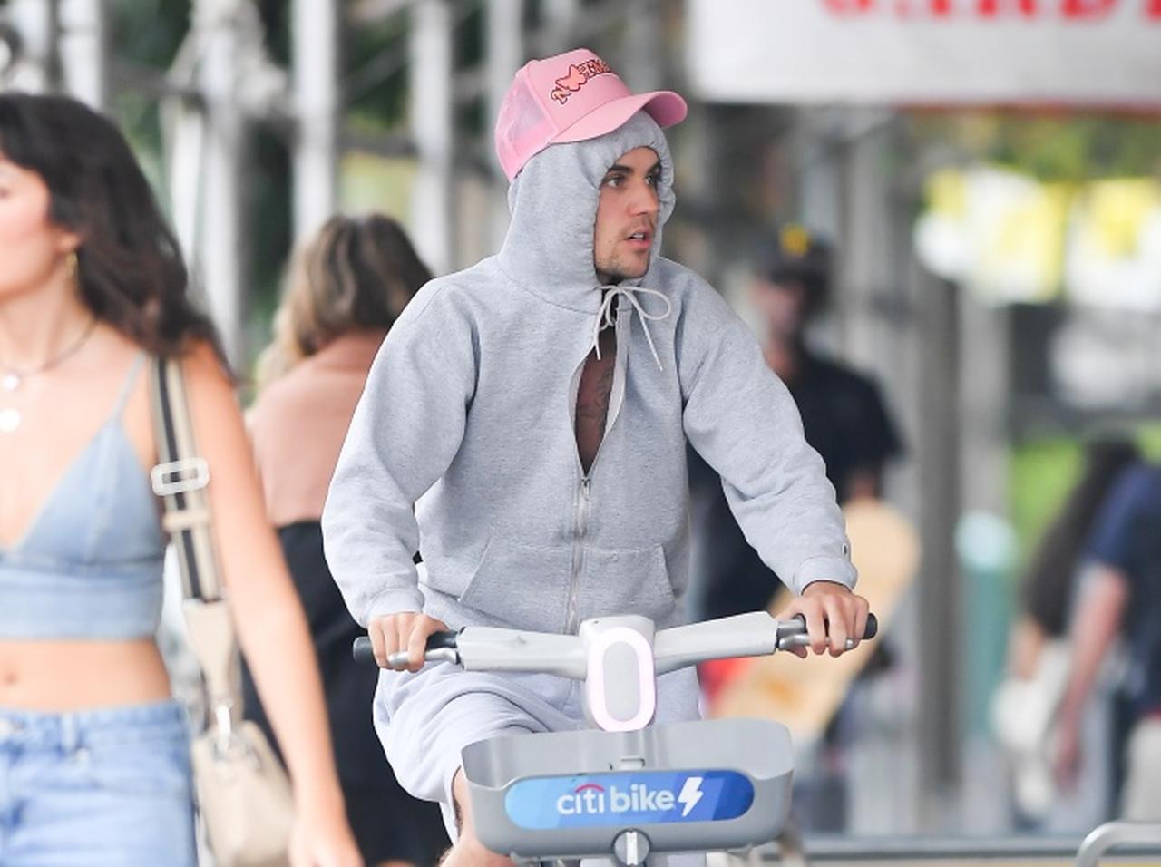 ジャスティン・ビーバー、妻の仕事中に「レンタル自転車」に乗って暇つぶし