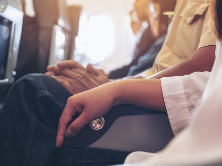 飛行機の座席の下から「足」がにょっきり→くすぐられる被害