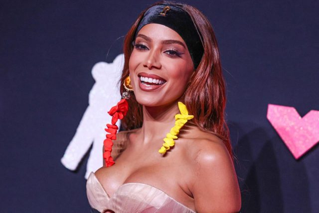 アニッタのバイセクシャルは「フェイク」という意見への反応がすがすがしい