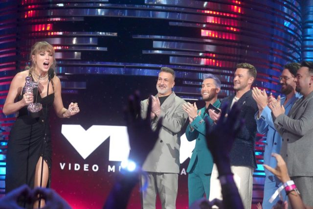 10年ぶりのインシンクに大興奮！テイラーが『みんなが気になっている質問』を単刀直入に聞く