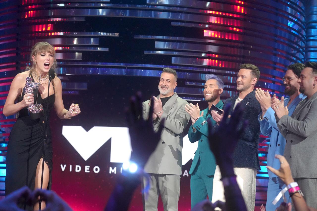 10年ぶりのインシンクに大興奮！テイラーが『みんなが気になっている質問』を単刀直入に聞く