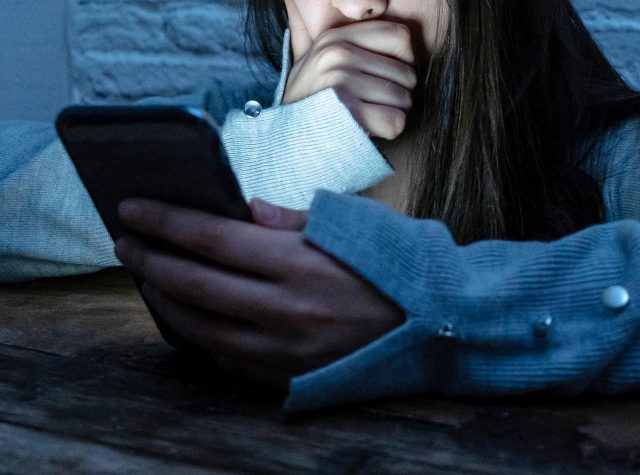 自分のヌード写真がポルノサイトに無断掲載されている→IPアドレスを辿ると自分の高校の教師だった