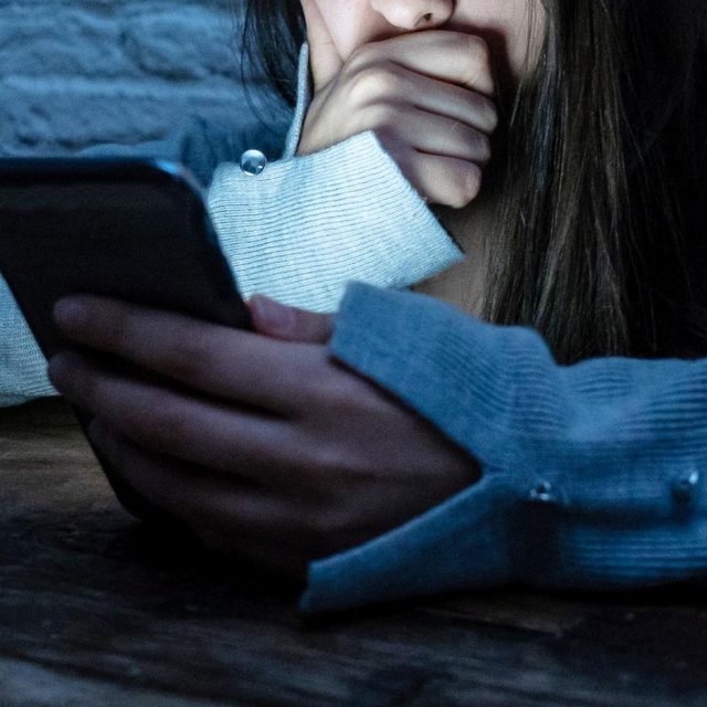 自分のヌード写真がポルノサイトに無断掲載されている→IPアドレスを辿ると自分の高校の教師だった