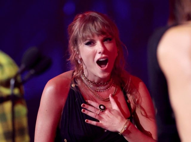 テイラー・スウィフトが170万円超の指輪を壊す→ダイヤがないことに気づき表情が凍りつく【VMA2023】