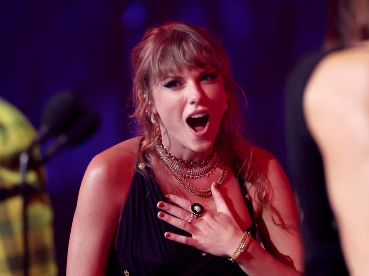 テイラー・スウィフトが170万円超の指輪を壊す→ダイヤがないことに気づき表情が凍りつく【VMA2023】