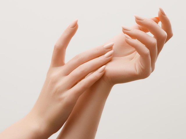 とんとん叩いてリラックス！不安や緊張を軽減する「タッピングタッチ」とは