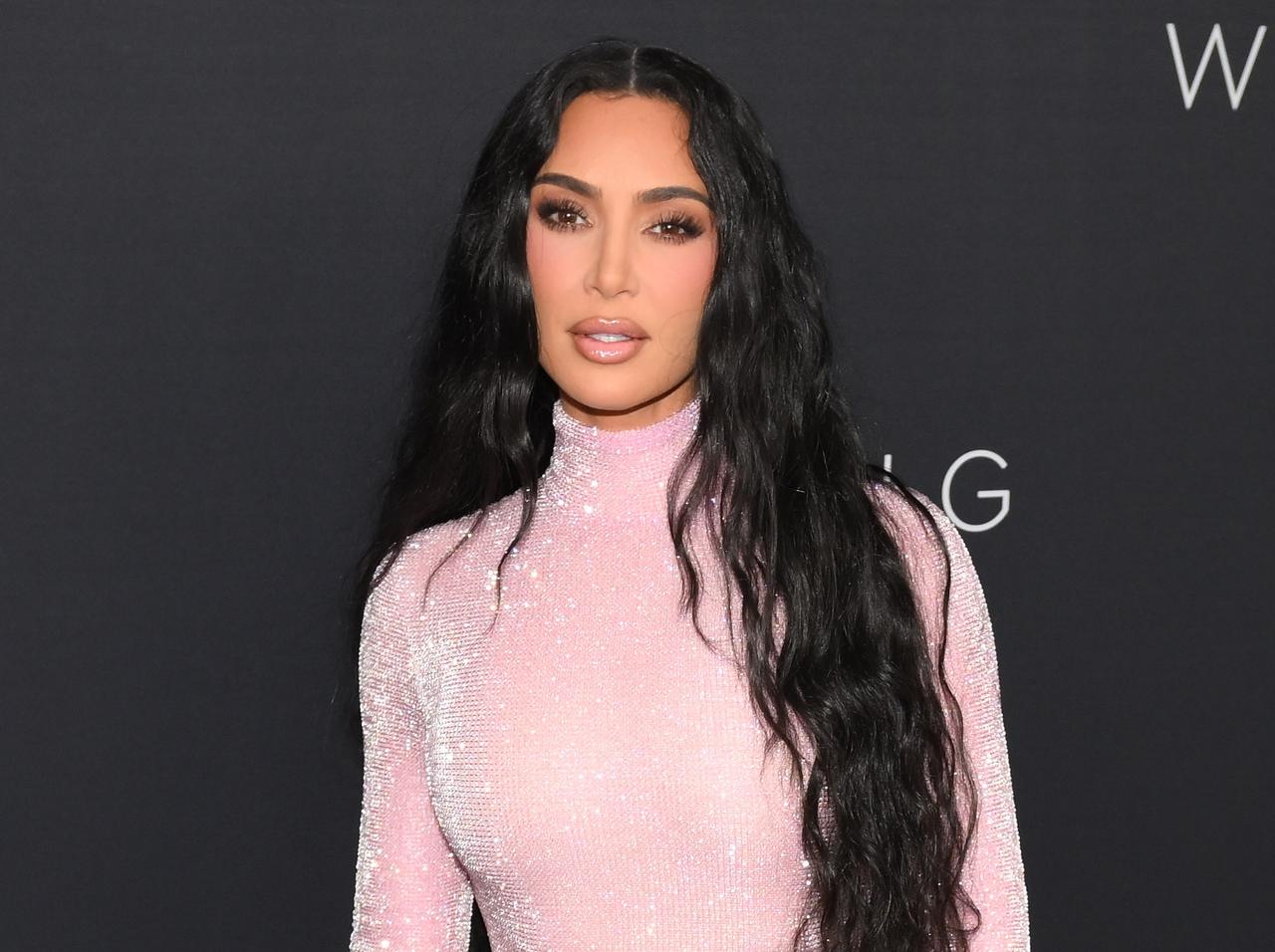 キム・カーダシアンが雑誌表紙で『坊主』を披露【写真アリ】