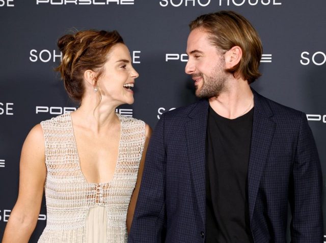 エマ・ワトソン、仲良しの弟と「腕組みツーショット」を披露