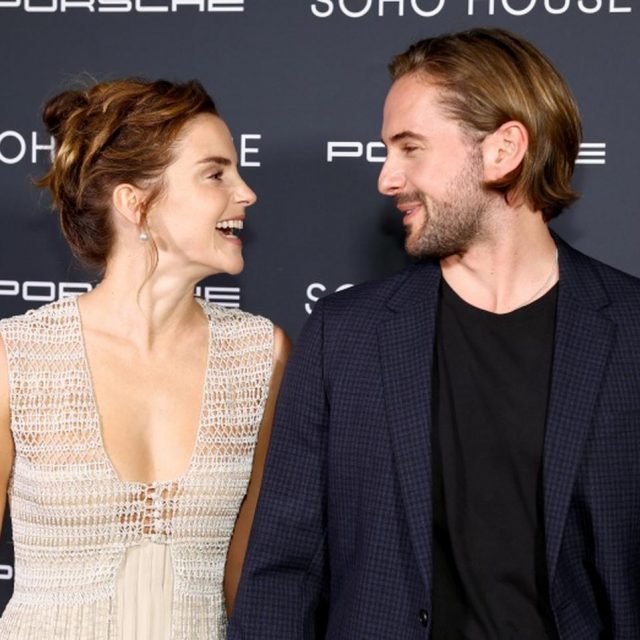 エマ・ワトソン、仲良しの弟と「腕組みツーショット」を披露