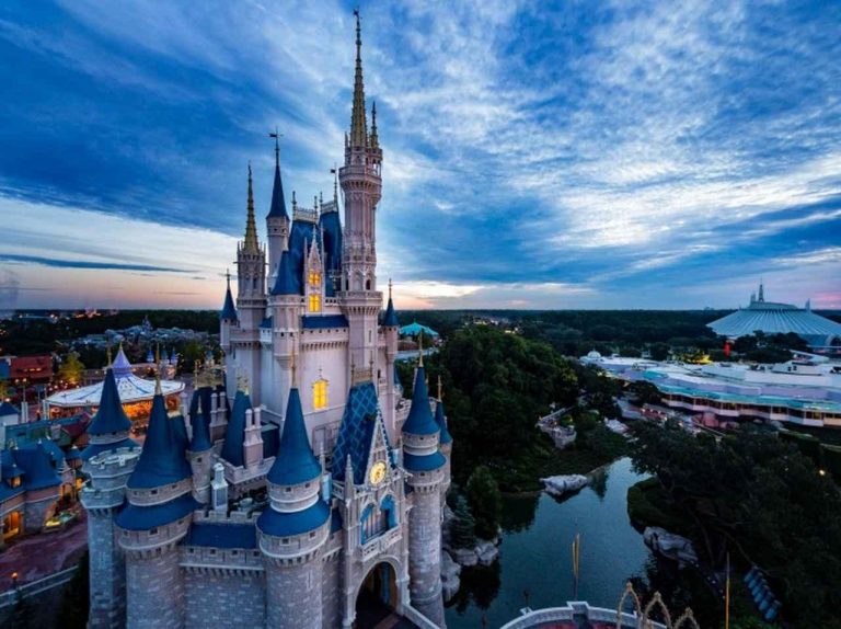 ディズニーランド、シンデレラ城で“靴を落としちゃった”ゲストが「靴を取り返した方法」に賛否