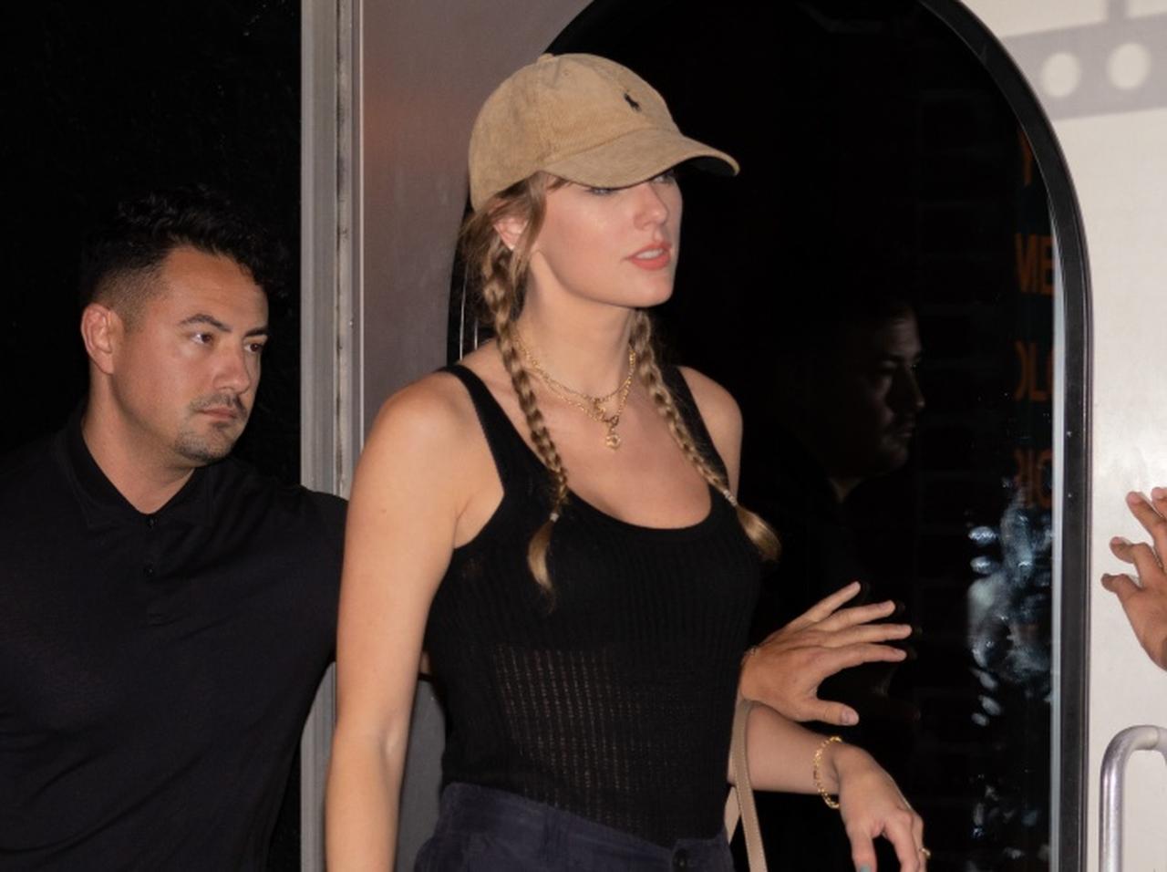 新曲を制作中!?テイラー・スウィフトが深夜にレコーディングスタジオから出てくる【写真あり】