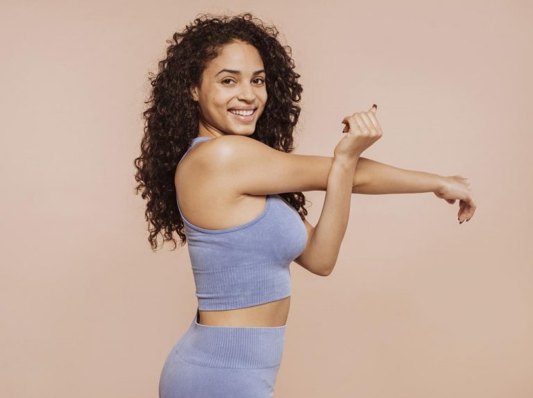 二の腕の「後ろ」をシュっと引き締める!海外で人気の優秀エクササイズ動画