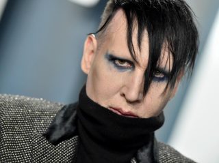 マリリン・マンソン、女性に鼻水を吹きかけた罰で地域奉仕活動を命じられる