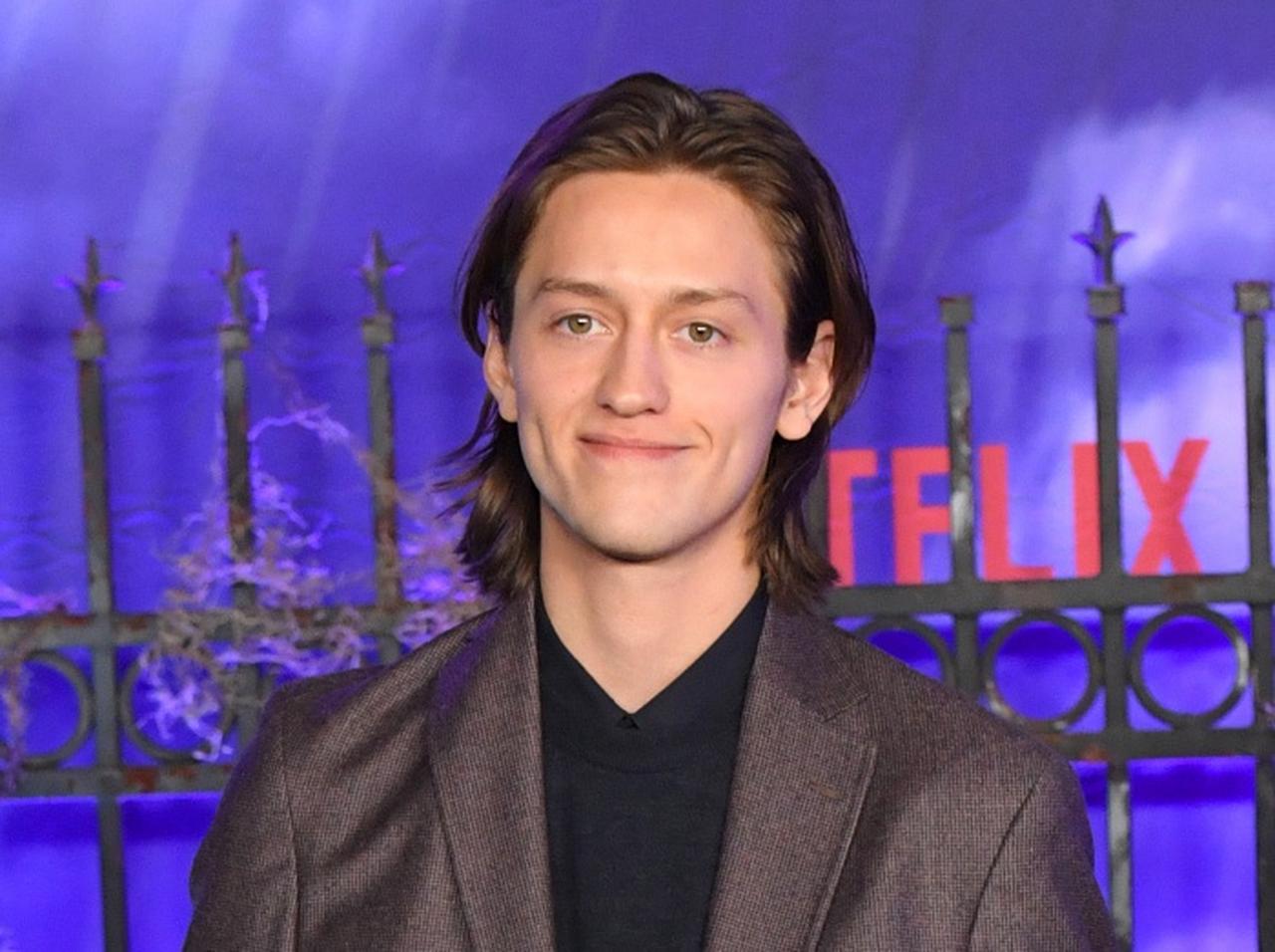 『ウェンズデー』ゼイヴィア役、性的暴行疑惑でシーズン2を降板か