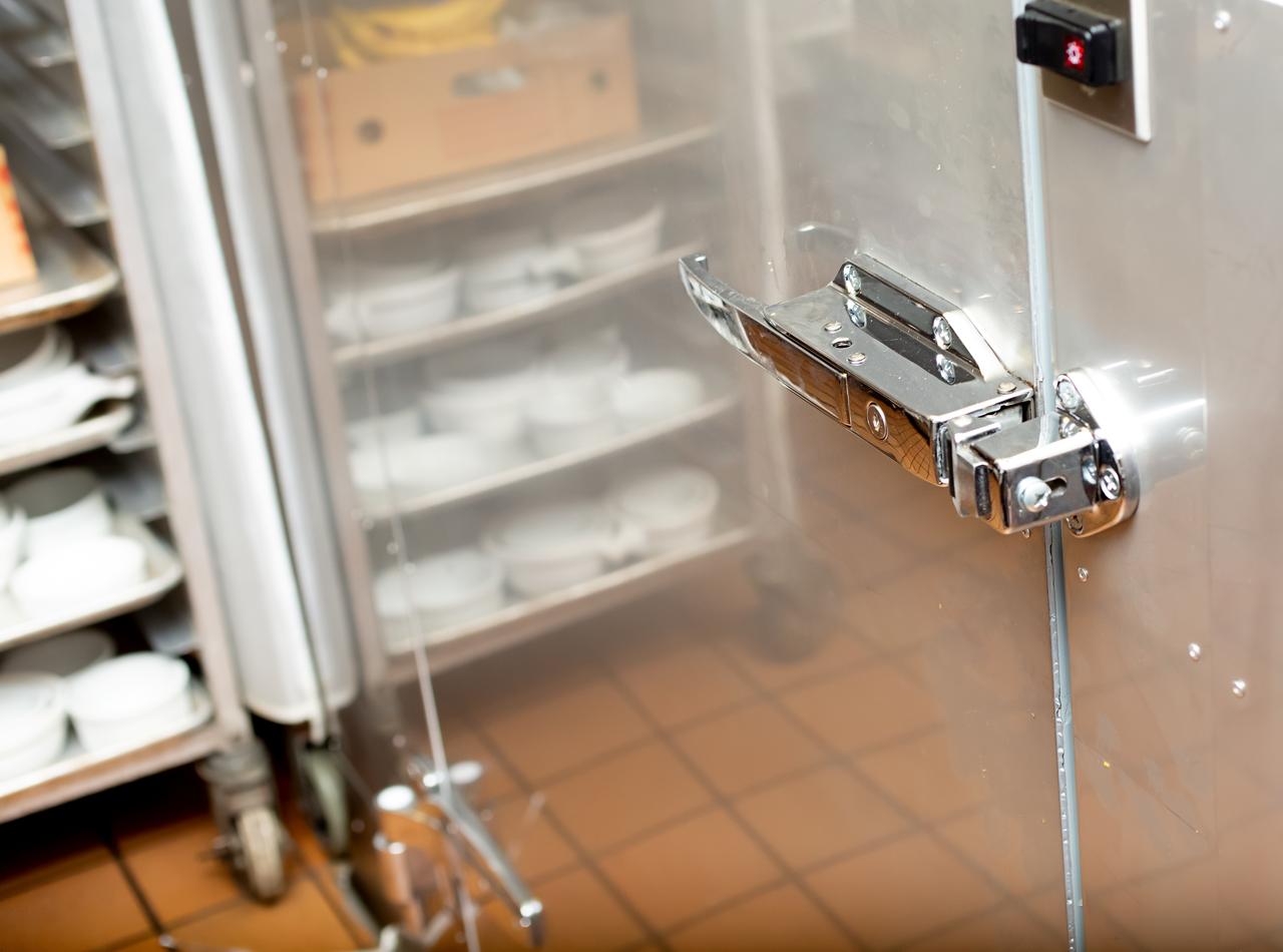 冷凍庫の故障を19ヵ月放置→マイナス18度の中に従業員が閉じ込められる→1.5億円の支払命令