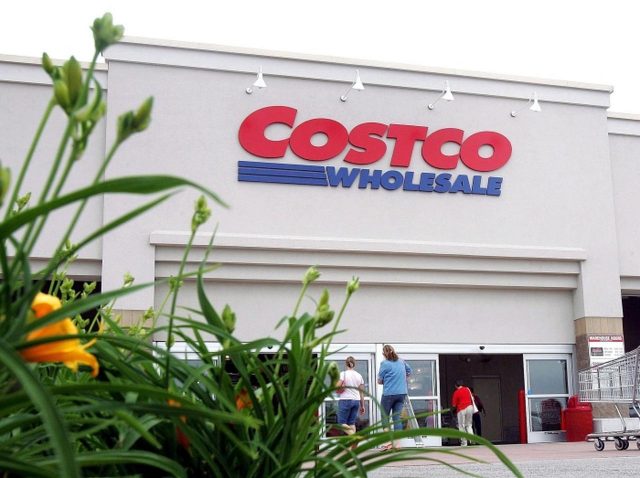 コストコの女性従業員、“男性の気が散る”という理由で「大きめの服」を着るように注意される