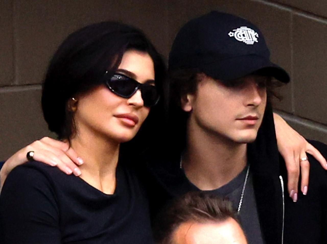 カイリー・ジェンナー、ティモシー・シャラメとの「密着ツーショット写真」をスマホのロック画面に設定