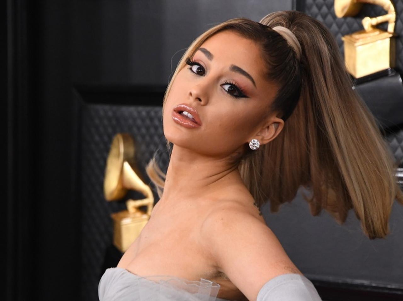 過去の「プチ整形」を告白、アリアナ・グランデが自身の経験を語りながら涙をにじませる