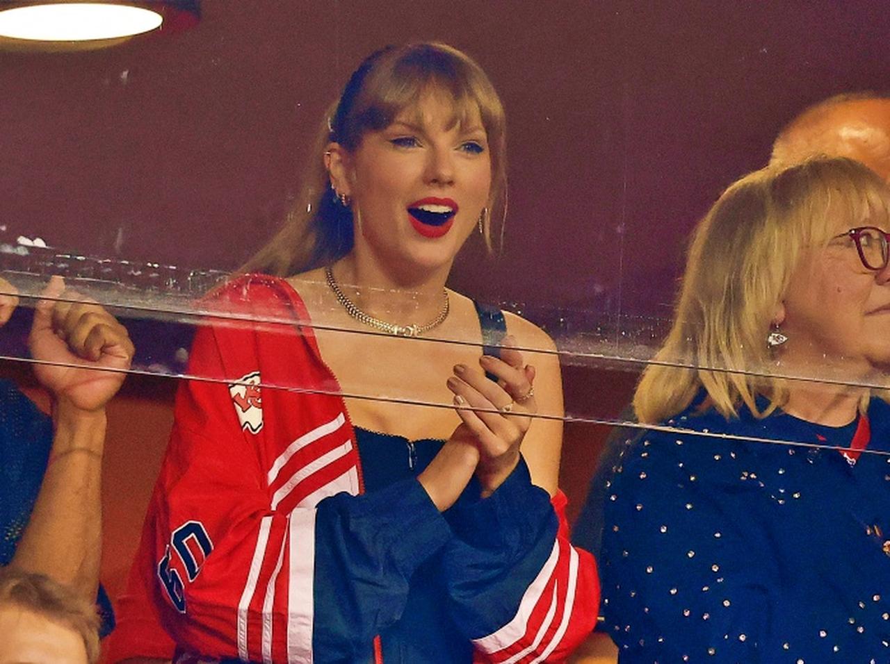 テイラー・スウィフト、恋人の試合で観客席の「ゴミ拾い」をして彼パパを感心させる