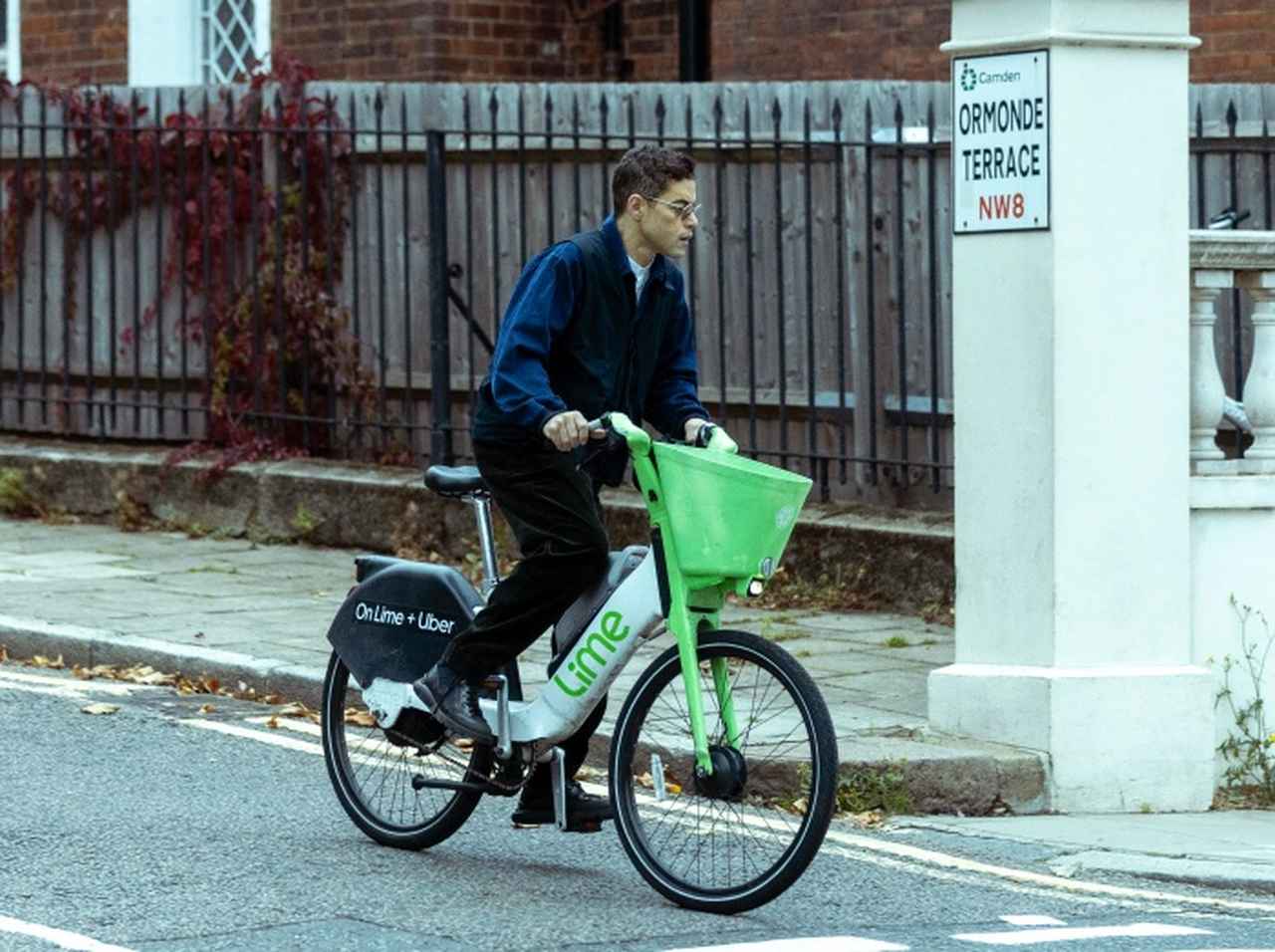 レンタル自転車に乗って出かける「人気俳優」を発見【写真アリ】
