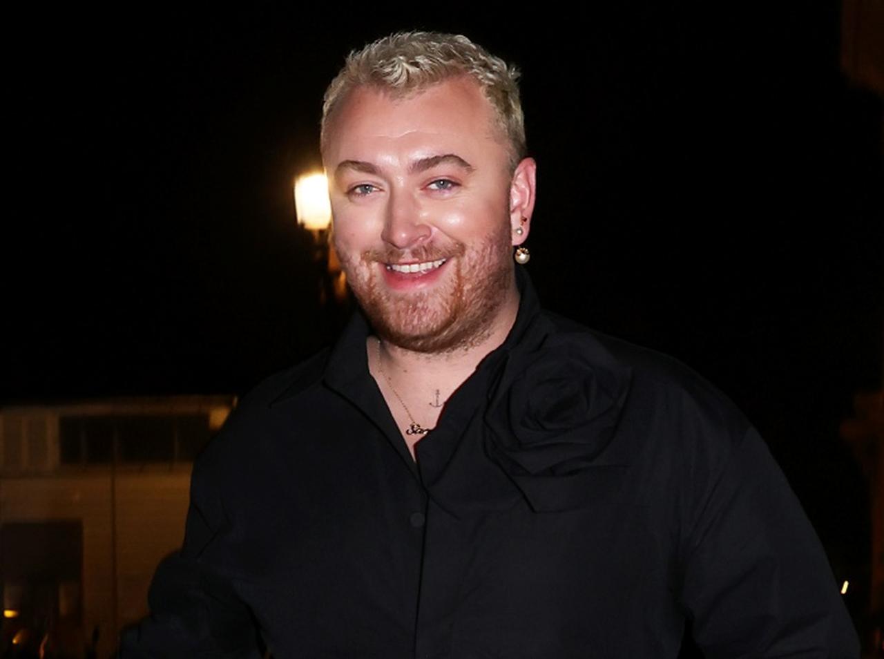 来日中サム・スミスが大阪・北新地の街で踊りながら新曲を披露