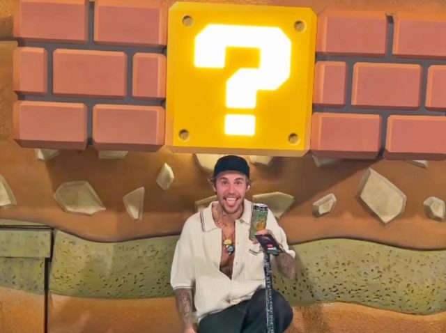 ジャスティン・ビーバーがユニバへ、ハテナブロックに頭突きしてマリオ気分を味わう