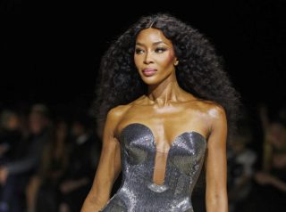 ナオミ・キャンベル、ランウェイをウォーキング中に涙した理由は？