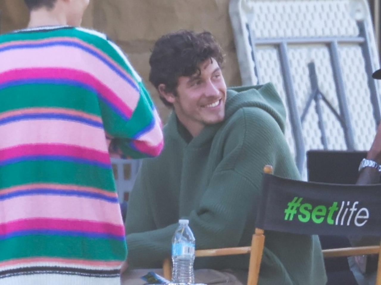 ショーン・メンデスがMVの撮影現場で笑顔を見せる【写真アリ】