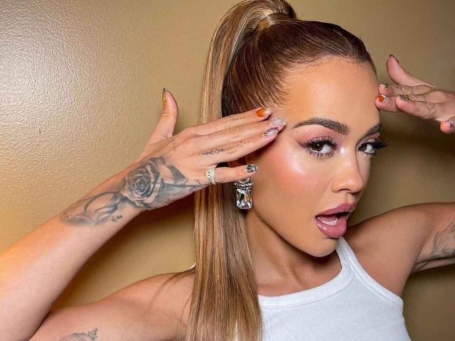 抜け感がオシャレ！リタ・オラの「ニュアンスネイル」が真似したくなる