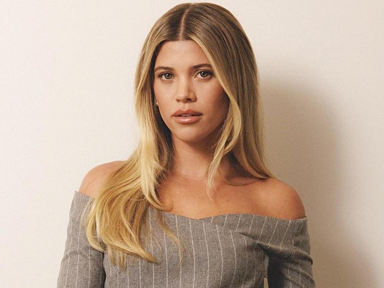 コンシーラーを使って立体的な唇に!ソフィア・リッチーの「ヌードリップ」のつくり方