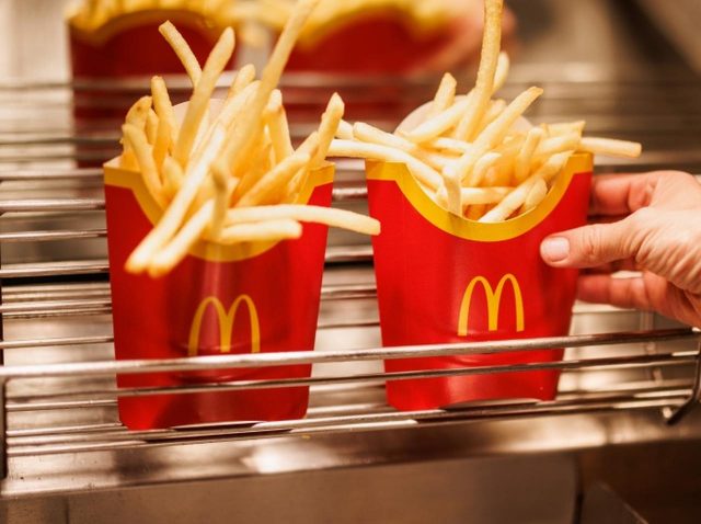 アメリカのマクドナルド「“フライ”デー限定で今年いっぱいポテト無料ね！」