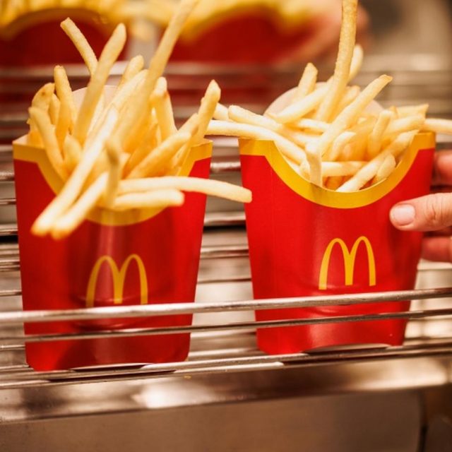 アメリカのマクドナルド「“フライ”デー限定で今年いっぱいポテト無料ね！」