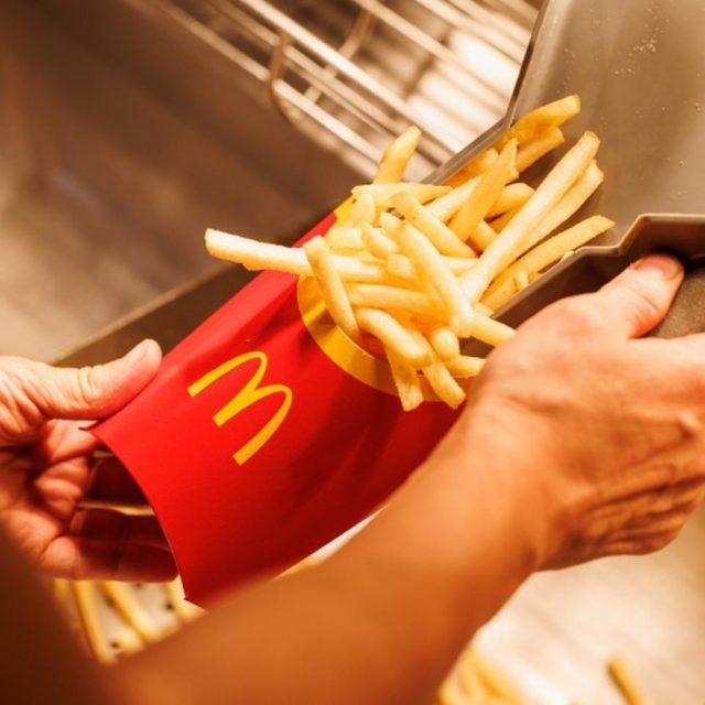 マクドナルド、ポテトが焦げてるから「かえてほしい」とお願いして断られた客が強行に出る