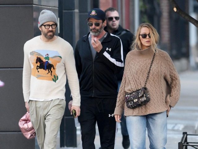 デッドプール、X-メン、ゴシップガールがド迫力の散歩！今年は独身のヒュー・ジャックマンが誕生日をレイノルズ夫妻と過ごす