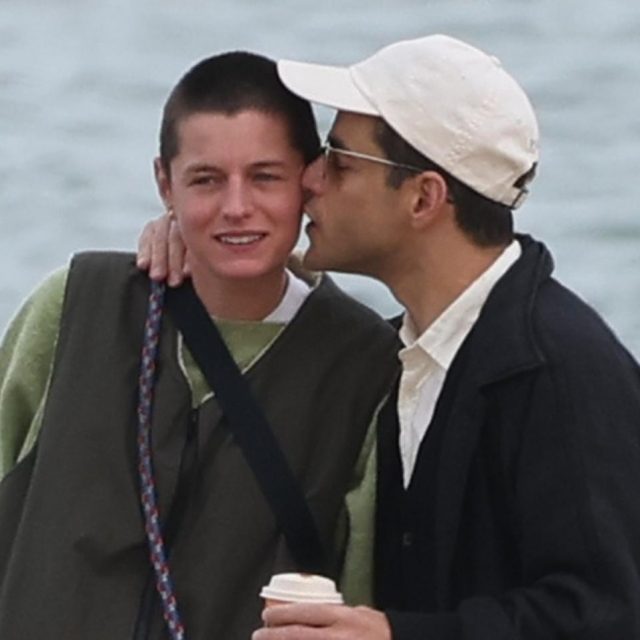 ほっぺにキス！5年交際の『ボヘミアン・ラプソディ』共演者と別れたラミ・マレックが新恋人と海辺を散歩【写真アリ】