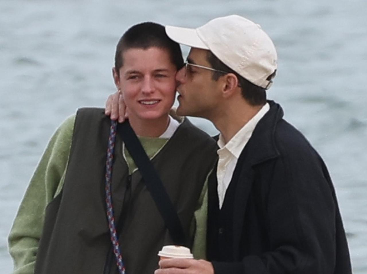 ほっぺにキス！5年交際の『ボヘミアン・ラプソディ』共演者と別れたラミ・マレックが新恋人と海辺を散歩【写真アリ】