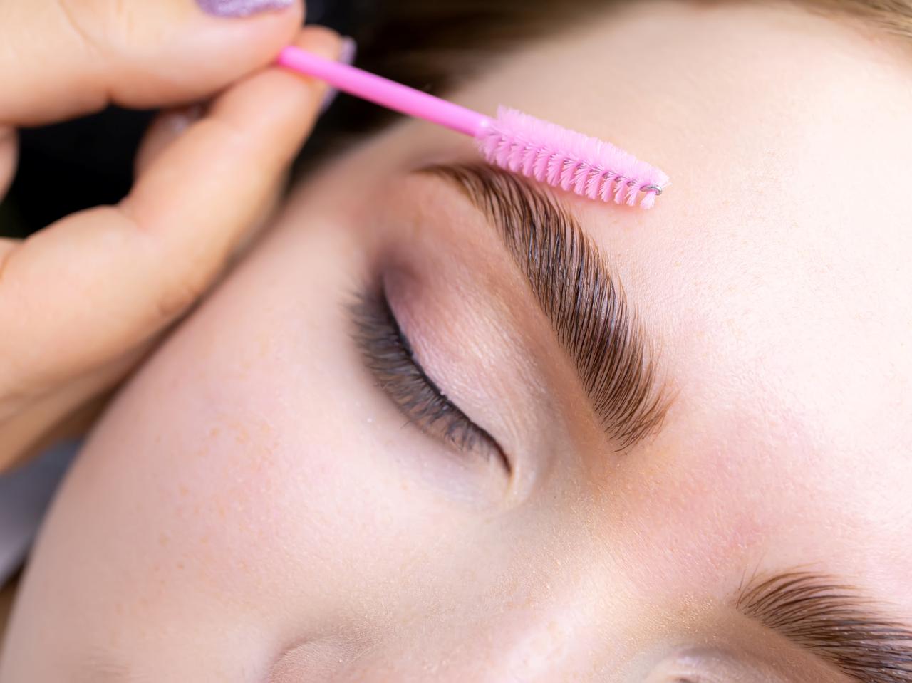 憧れの上向き眉に!“ラミネートブロウ風”眉メイクのつくり方