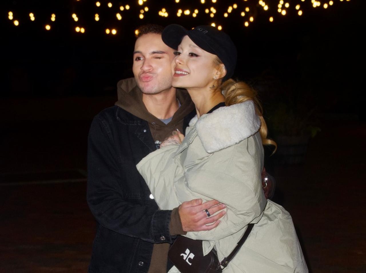 アリアナ・グランデのファンサが神!ファンと頬をくっつけてにっこり【写真アリ】