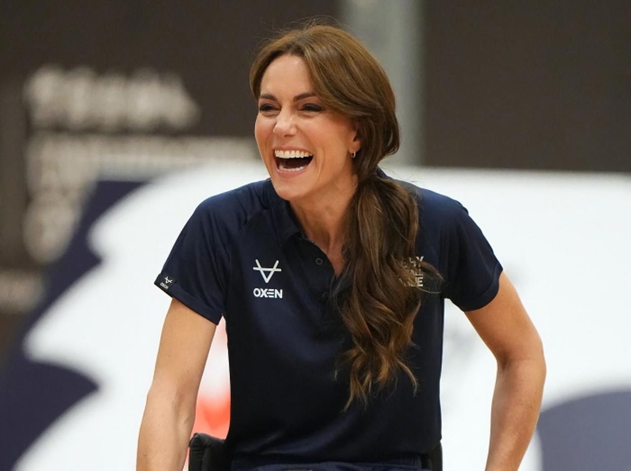 キャサリン妃、背後から「くすぐられた時の反応」が人々のハートをつかむ