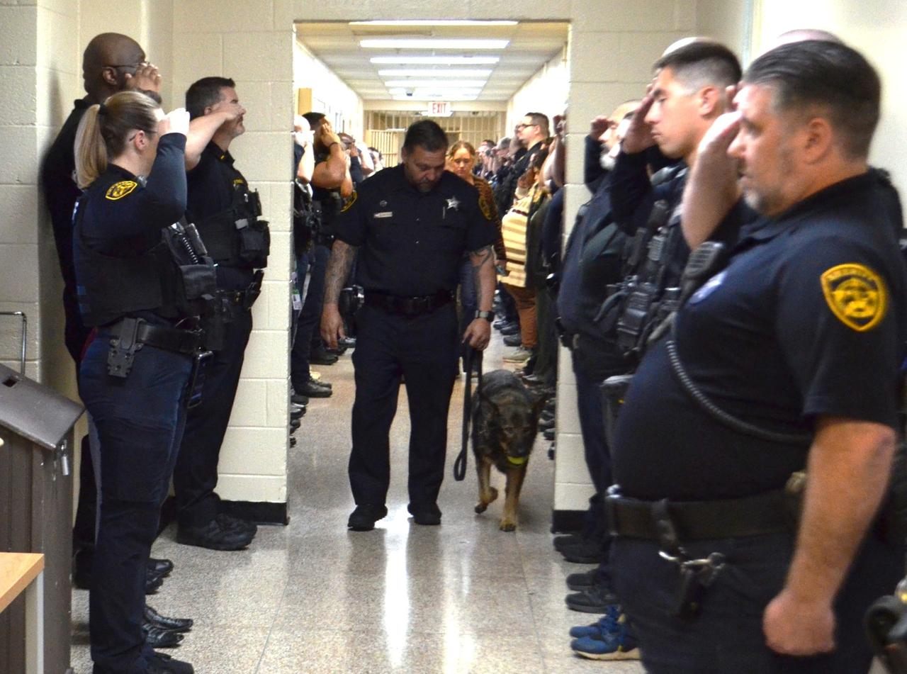 保安官50人ほどがズラリと整列して敬礼　その真相に「泣いた」「本当にありがとう」